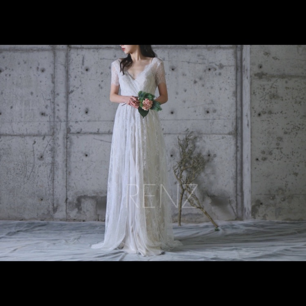 BRAND NEW Lace Wedding Dress 4/6
